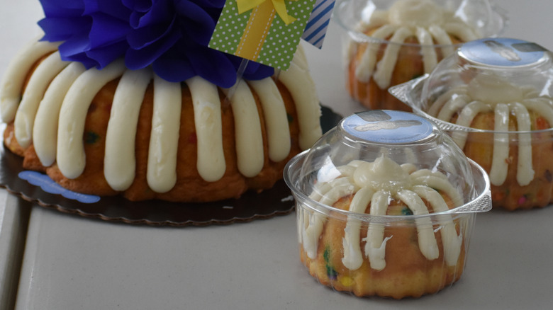 Different cake sizes for a birthday party