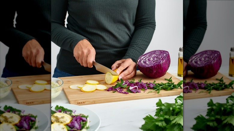 Person cutting veggiews on Ikea bamboo cutting board