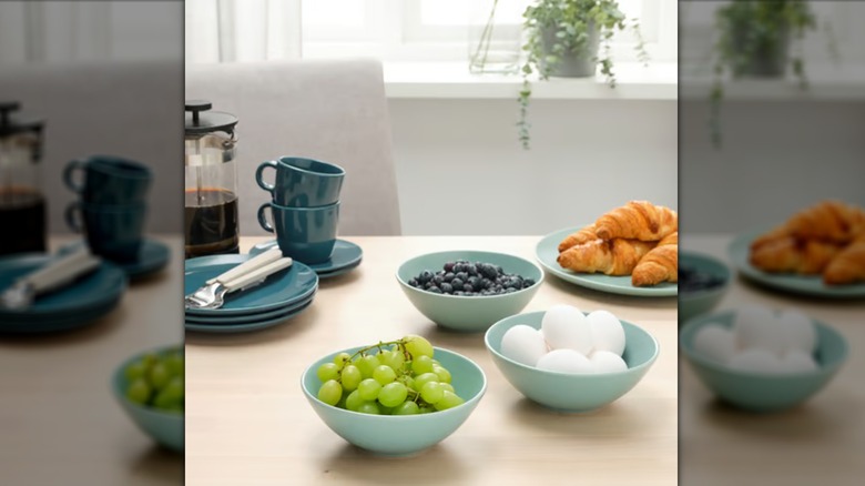 Färgklar dinnerware holding breakfast items