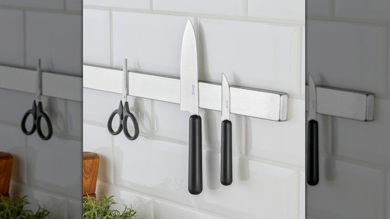 Cheap Ikea 2-piece knife set hanging on wall with kitchen shears