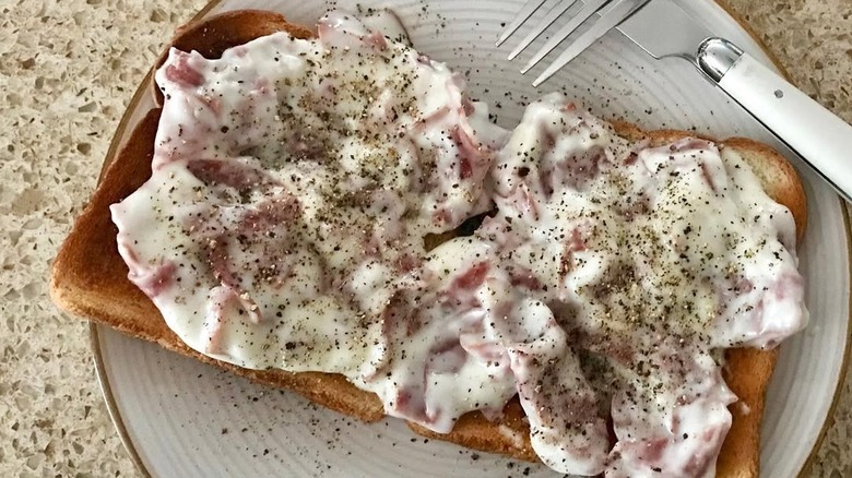 Creamed chipped beef on two bread