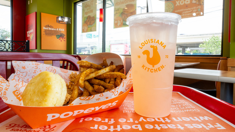 Plate of Popeyes food