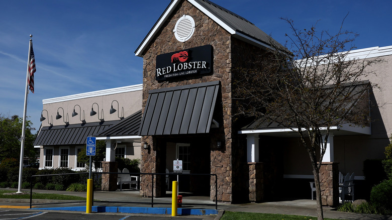 Exterior of a Red Lobster on sunny day