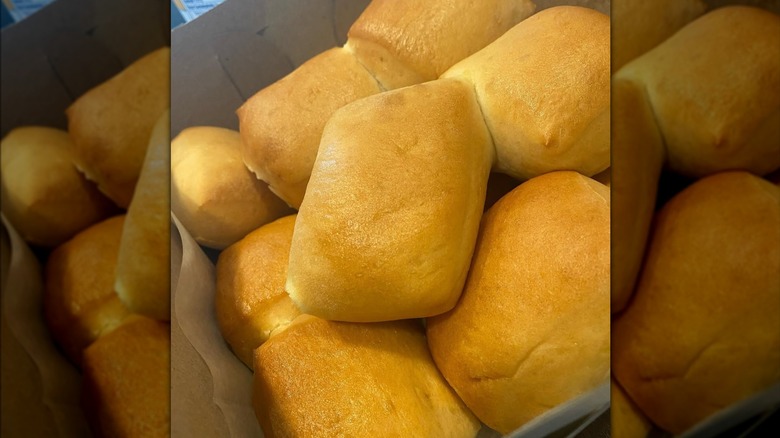 Bowl of Texas Roadhouse yeast rolls