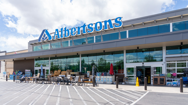 Exterior of Albertsons grocery store