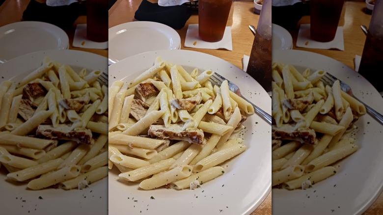 Texas Roadhouse sierra chicken pasta on white plate