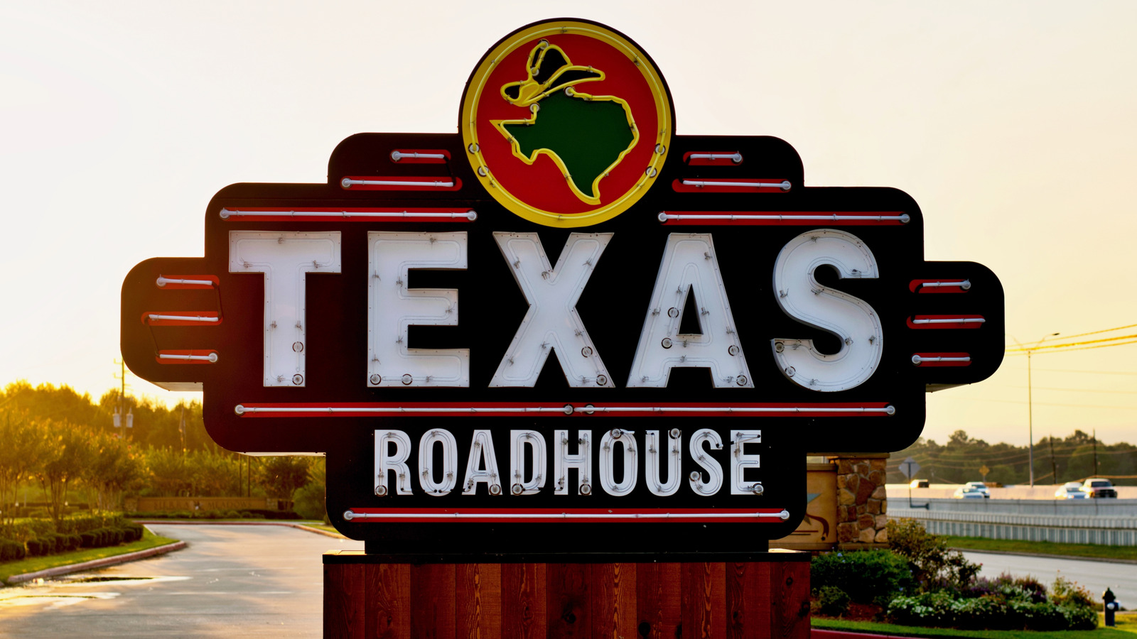 6 Things Texas Roadhouse Employees Know That Diners Don't