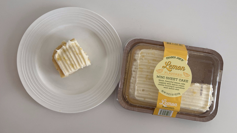 Slice up lemon flavored sheet cake on a plate