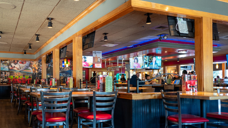 Interior of an Applebee's restaurant