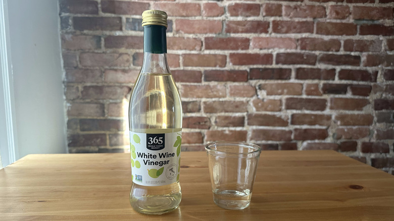 365 White Wine Vinegar on wooden table
