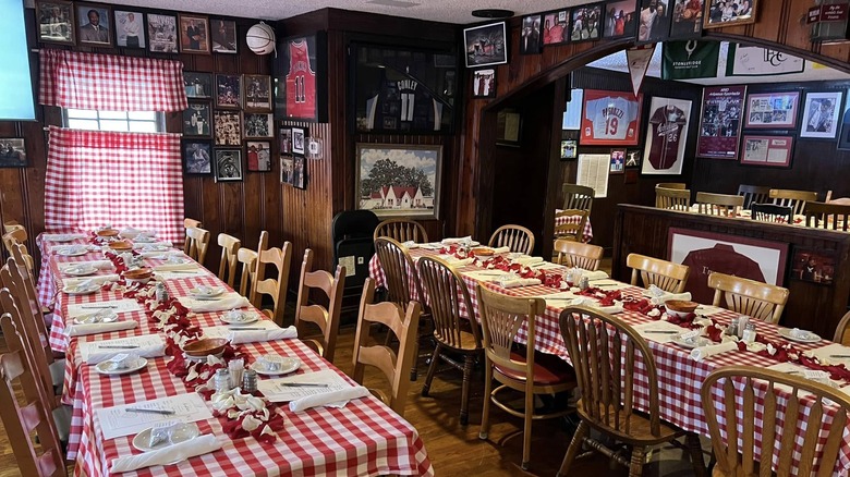 Herman's Ribhouse interior