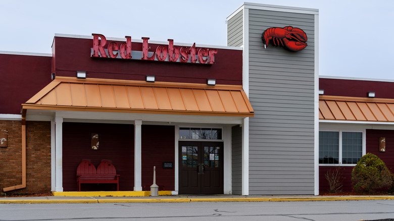 Front exterior of a Red Lobster restaurant and parking lot