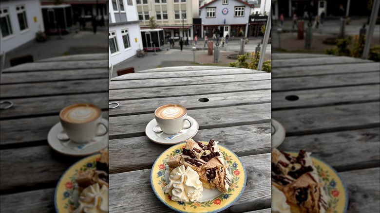 Kaffi Ilmur cake with coffee