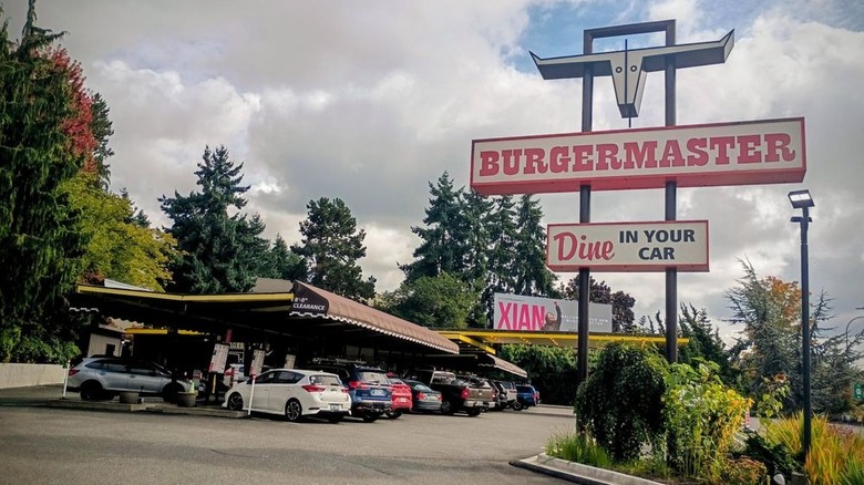 Burgermaster exterior with drive-thru car lineup