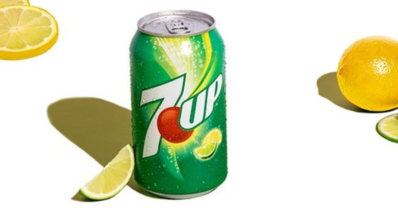 Can of 7Up surrounded by lemons