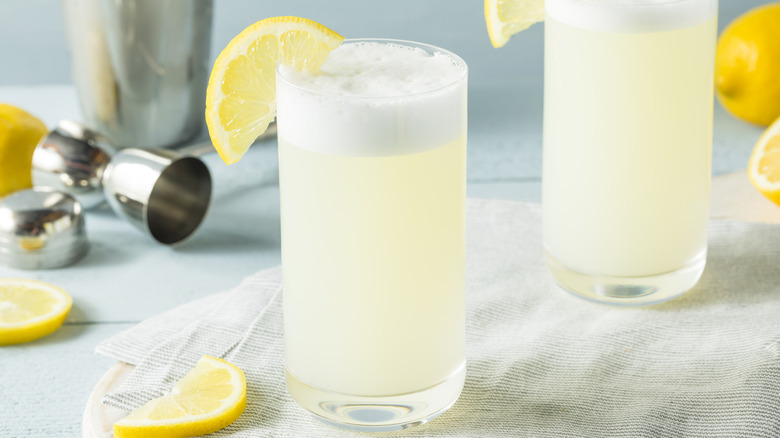 Gin and sparkling lemonade cocktails in tall glasses with a lemon garnish
