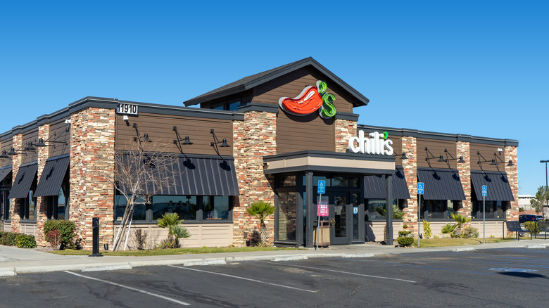 A Chili's restaurant with an empty parking lot