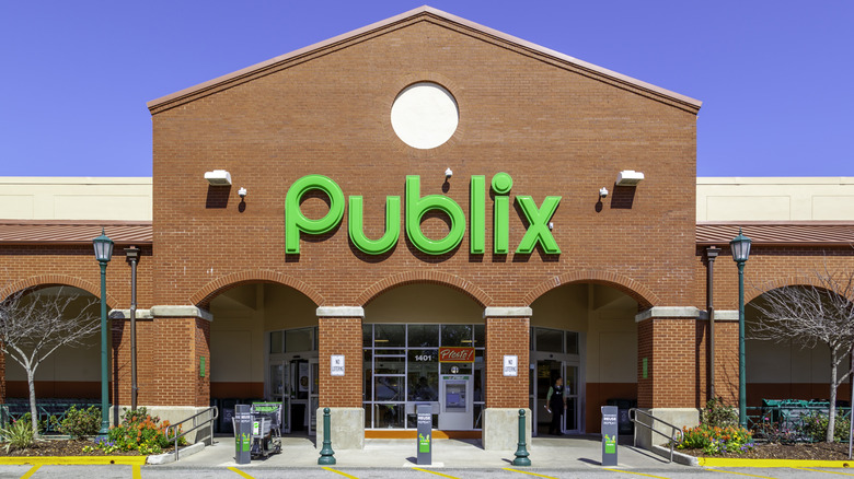 Front of brick Publix grocery store