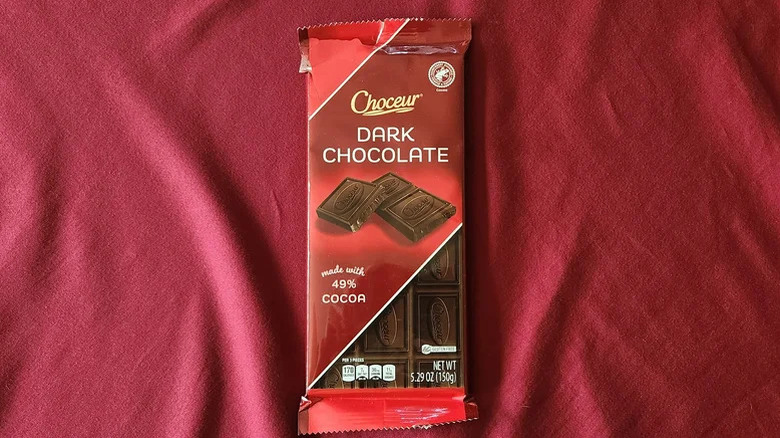 Choceur dark chocolate bar on velvet sheet