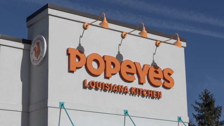 A Popeyes sign