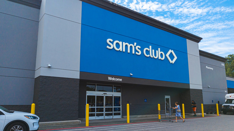 The Sam's Club exterior.