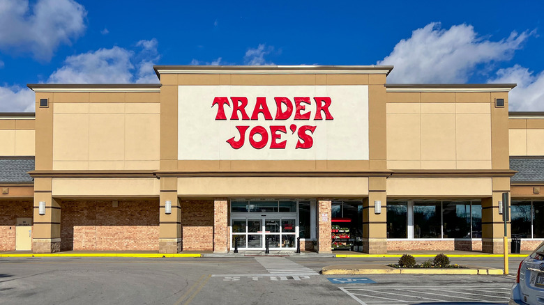 The front of a Trader Joe's grocery store