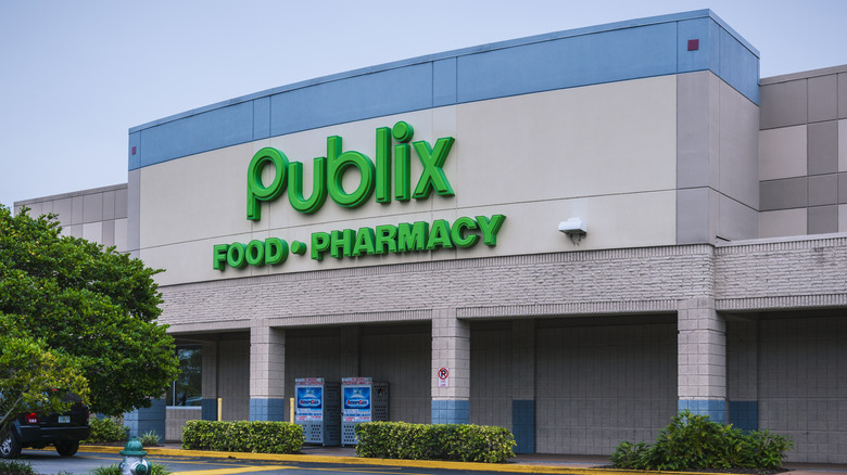 The front of a Publix grocery store