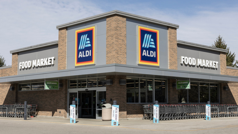 The outside of an Aldi grocery store