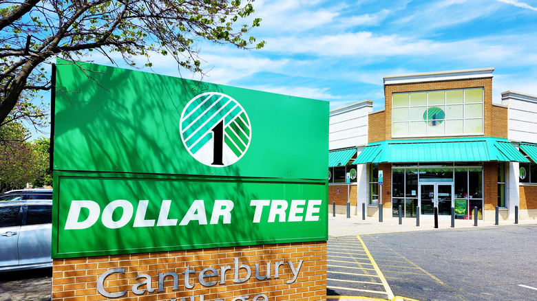 Dollar Tree sign outside of storefront