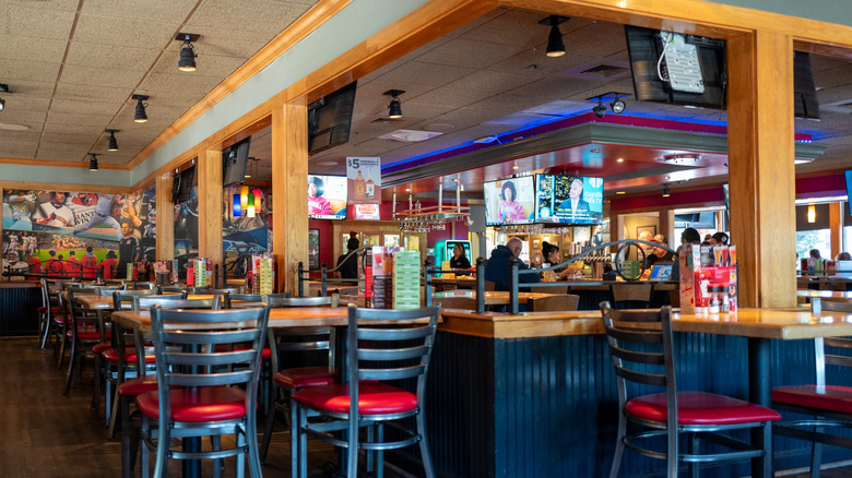 Interior of an Applebee's restaurant