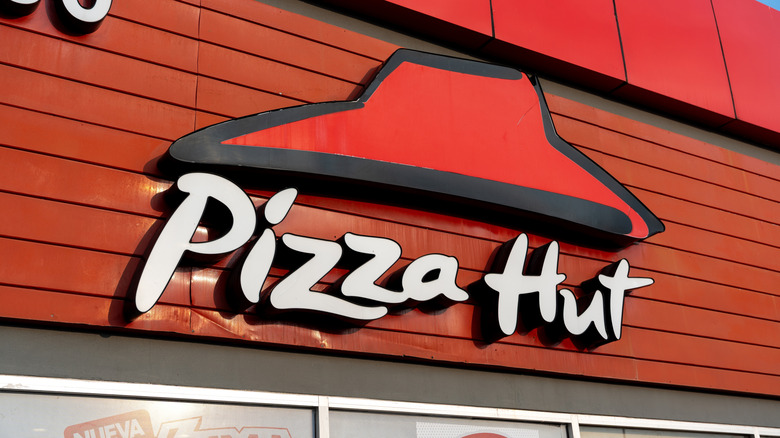 Pizza Hut storefront