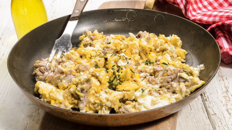 grilled pig brain with scrambled egg served in a pan