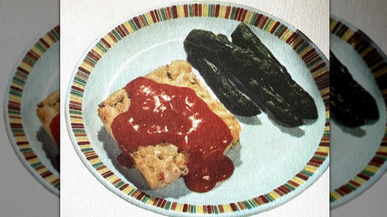 Macaroni loaf with ketchup on white plate with pickles