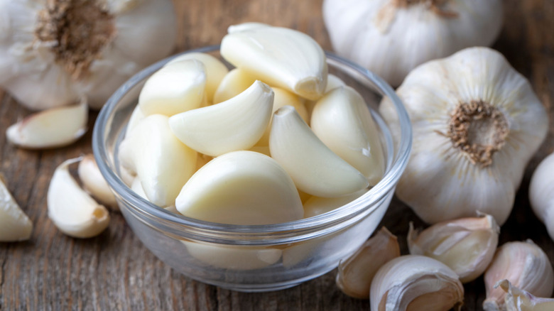 Garlic cloves in small glass bowl
