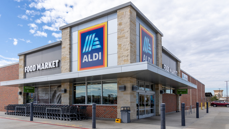 The outside of an Aldi grocery store.