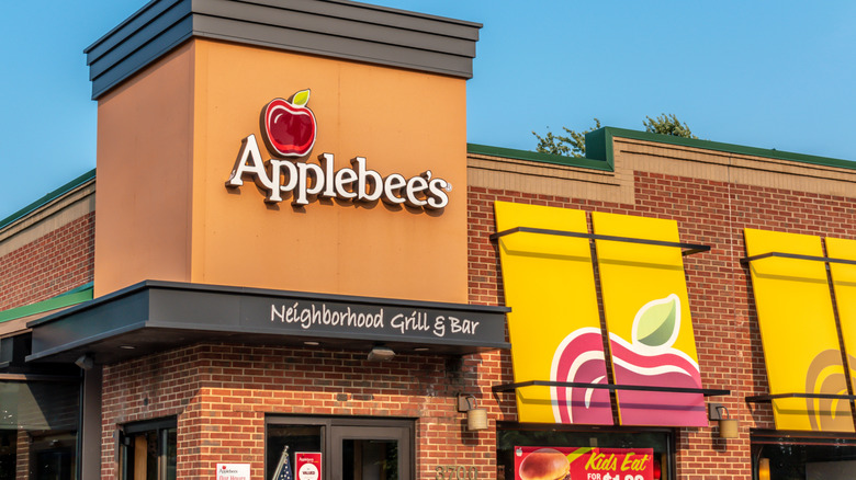 exterior of Applebee's restaurant