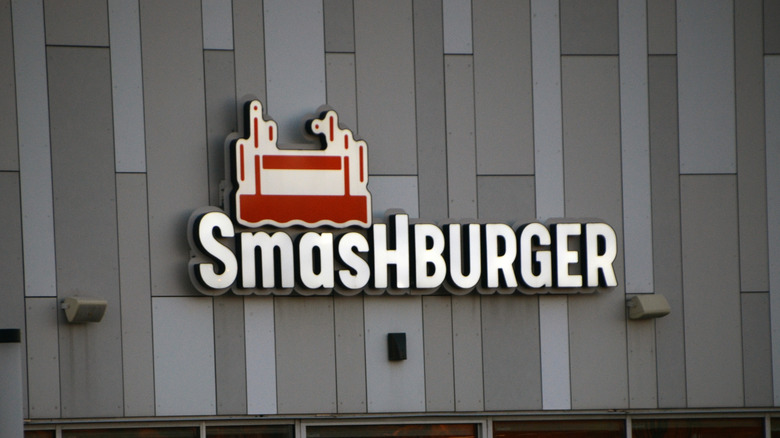 Exterior sign of a Smashburger chain location