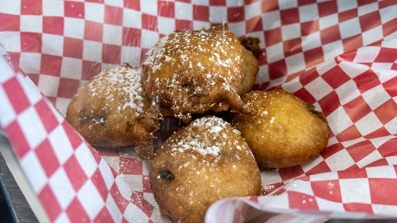 carnival plate of deep fried oreos with sugar dusting