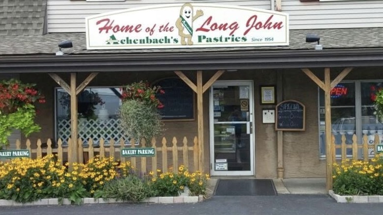 Picket fence and foliage line the entry to Achenbach's Pastries