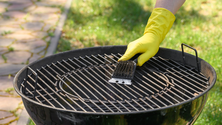 hand cleaning grill with grill brush