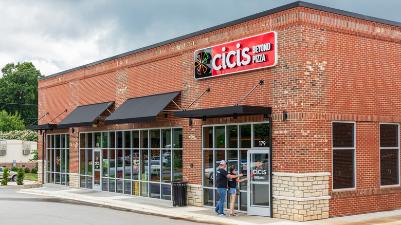 Exterior shot of Cicis Pizza brick building