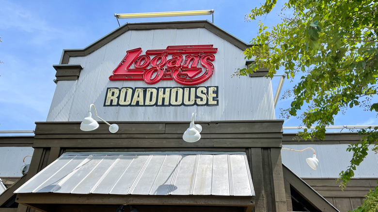 Logan's Roadhouse storefront