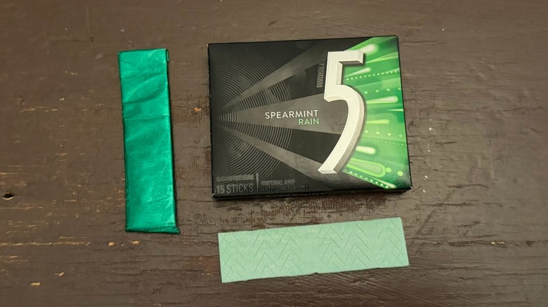 5 spearmint gum pieces