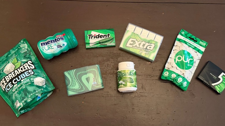 various types of spearmint sugar-free gum on table