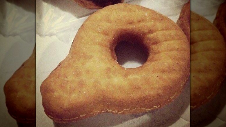 Q-shaped donut on white packaging, mirrored image