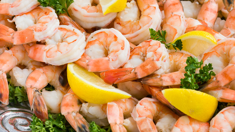 steamed shrimp with lemon wedges
