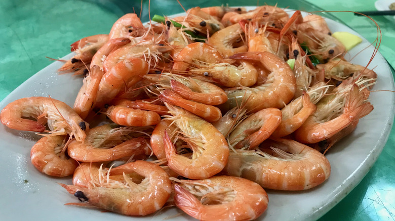 shrimp with the shell and head on