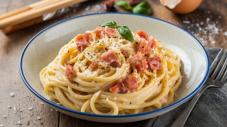 Spaghetti carbonara dish