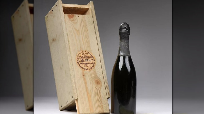 Bottle of 907 Heidsieck & Co. Monopole - Goût Américain Champagne and wine box