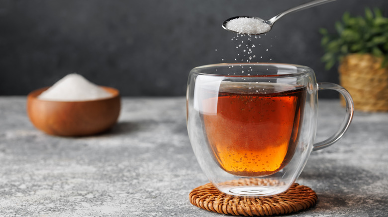 Sprinkling salt into black tea